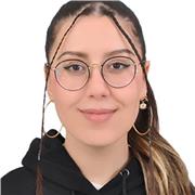 Profesora de inglés y alemán imparte clases presenciales y en línea